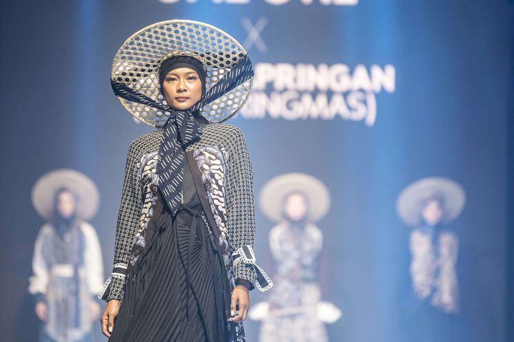 Model memperagakan busana dari Opie Ovie X Batik Papringan (Kub Pringmas) dalam perhelatan MUFFEST+ 2023 Road To IN2MOTIONFEST (Indonesia International Modest Fashion Festival) di Jakarta, Selasa (7/3/2023). Muslim Fashion Festival (MUFFEST+) 2023 tersebut diikuti lebih dari 200 desainer dan berlangsung mulai 7-10 Maret 2023.