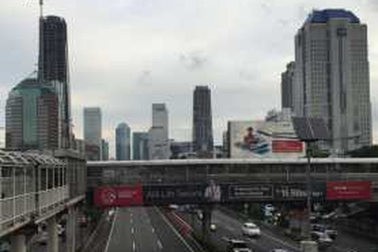 Kondisi Jl Gatot Subroto, Jakarta Pusat, Minggu (24/1/2016). Di sepanjang koridor ini ada tujuh proyek skala besar yang sedang dikembangkan. 