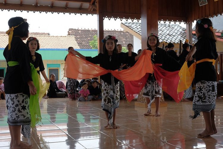 Anak-anak Suku Samin di Blora, Jawa Tengah menarikan tarian tradisional.
