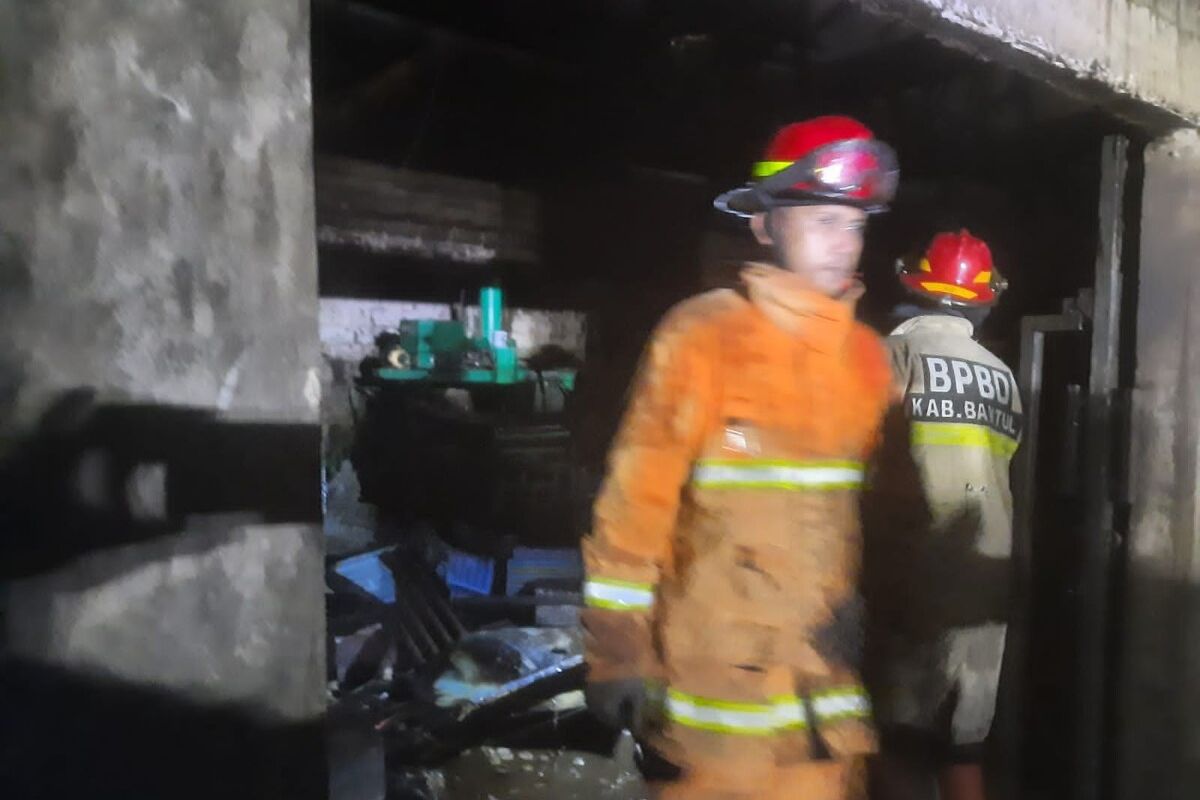 Petugas Damkarmat BPBD Bantul saat memadamkan api di pabrik kerupukKalurahan Banguntapan, Kapanewon Banguntapan Bantul, DI Yogyakarta, terbakar. Selasa (14/11/2023) malam