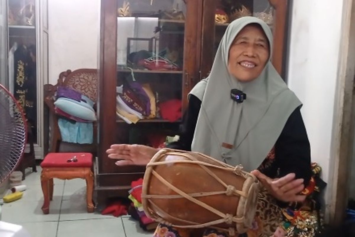 Sri Widajati pencipta tari orek orek dari Ngawi. Kisah pilu dari para pekerja rodi membangun jembatan Kali Tuntang Semarang pada tahun 1940 an menjadi cikal bakal kesenian orek orek khas Kabupaten Ngawi.