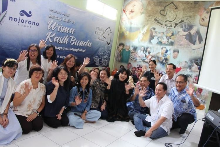 Nojorono Kudus menyelenggarakan kegiatan bakti sosial di Yayasan Wisma Kasih Bunda. 