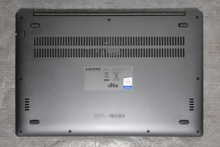Bagian bawah bodi RedmiBook 15. Ada pengaturan dual speaker di sisi kanan dan kiri. Dua speaker ini didukung Audio DTS (Digital Theatre System). Ada pula lubang pembuangan udara panas.