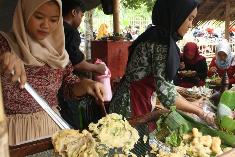 Mendoan menjadi salah satu menu makanan yang dijajakan di Pasar Pinggir Alas, Desa Kebumen, Kecamatan Baturraden, Kabupaten Banyumas, Jawa Tengah.