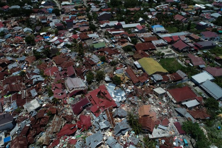 Foto udara kerusakan di Perumnas Balaroa akibat gempa bumi yang mengguncang Kota Palu, Sulawesi Tengah, Minggu (30/9/2018). Gempa bermagnitudo 7,4 mengakibatkan ribuan bangunan rusak dan sedikitnya 420 orang meninggal dunia.