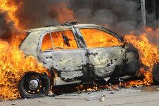 Apa Benar Mobil Terbakar Bisa Meledak seperti di Film?