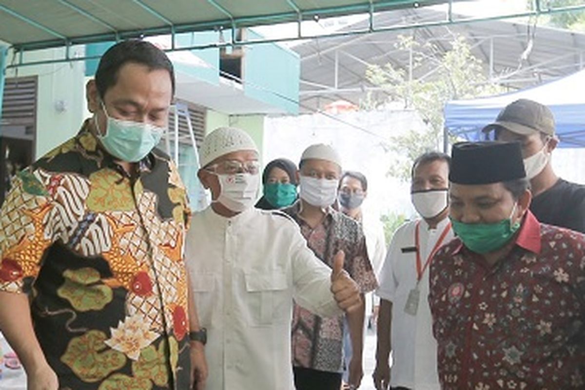 Wali Kota Semarang Hendrar Prihadi, saat mengunjungi dapur umur di Sekolah Dasar Muhammadiyah 1, Lamper Kidul, Semarang Selatan, Jumat (8/5/2020).