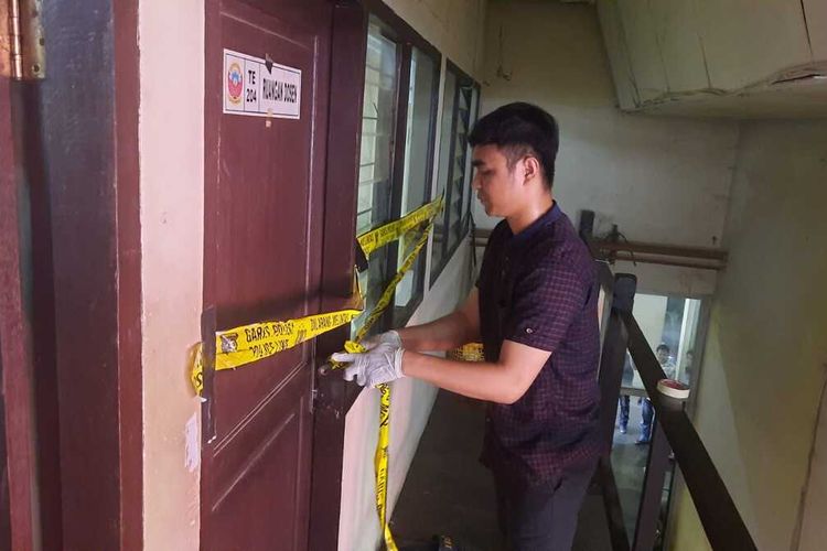 Polisi yang memasang garis pembatas atau police line di ruangan dosen, tempat ditemukannya salah satu dosen yang meninggal dunia di kampus Politeknik Negeri Ujung Pandang (PNUP), Kecamatan Tamalanrea, Kota Makassar, Sulsel, Jumat (31/5/2024).