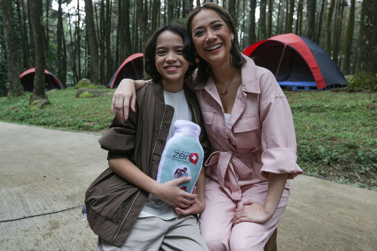 Bunga Citra Lestari, Brand Ambassador ZEN Antibacterial dan Noah Sinclair mengikuti ZEN Day in Nature di Kawasan Gunung Pancar, Kabupaten Bogor, Sabtu (15/10/2022). Kegiatan ini mengajak ibu dan anak merasakan kebaikan alam dengan beraktifitas di luar ruang.