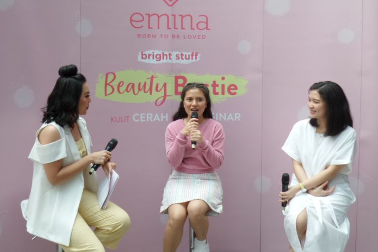 Senior Brand Manager Emina Clarissa Angga Gunawan dan Beand Ambassador Emina Marsha Aruan (paling kanan ke kiri) pada peluncuran Emina Bright Stuff di Mal Kota Kasablanka, Jakarta Selatan, Rabu (6/2/2019).
