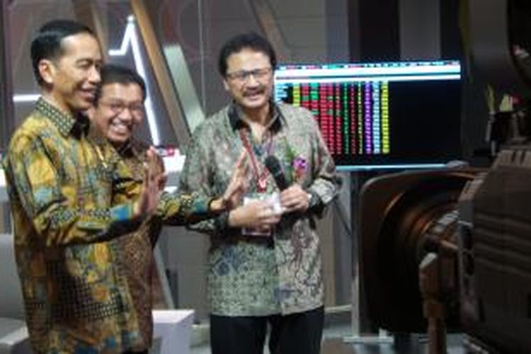 Presiden Joko Widodo bersama Kepala Otoritas Jasa Keuangan (OJK) Muliaman Hadad di Bursa Efek Indonesia (BEI), Senin (10/8/2015).