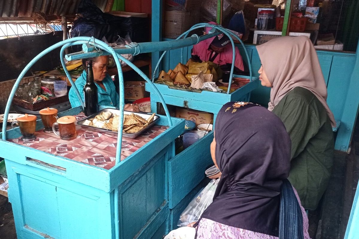 Menu sederhana tepo tahu original resep warisan dari 3 generasi milik Mbah Yanti yang menjual di sudut Pasar Sayur Plaosan. Untuk satu porsi tepo tahu original jualan Mbah Yanti dibandrol hanya Rp 6.000.