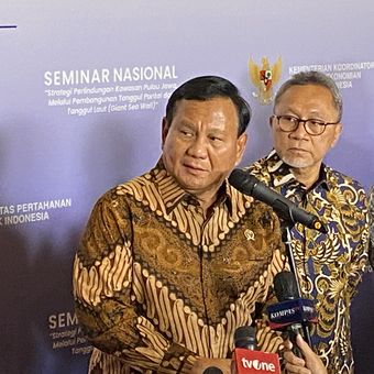 Menteri Pertahanan RI Prabowo Subianto mendorong pembangunan giant sea wall atau tanggul laut raksasa di kawasan Pantai Utara (Pantura) Jawa  Hal itu disampaikan Prabowo dalam sambutannya saat seminar nasional soal strategi perlindungan Pulau Jawa di Hotel Kempinski, Jakarta Pusat, Rabu (10/1/2024).