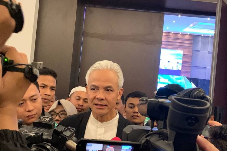 Bacapres Ganjar Pranowo yang diwawancarai awak media usai memaparkan visi misinya dalam acara Silaturahmi Kerja Nasional ICMI di hotel Four Points By Sheraton, Kota Makassar, Sulawesi Selatan (Sulsel), Sabtu (4/11/2023) siang.