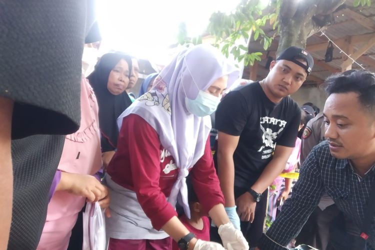 Tim medis dan polisi saat melakukan evakuasi terhadap jasad bayi