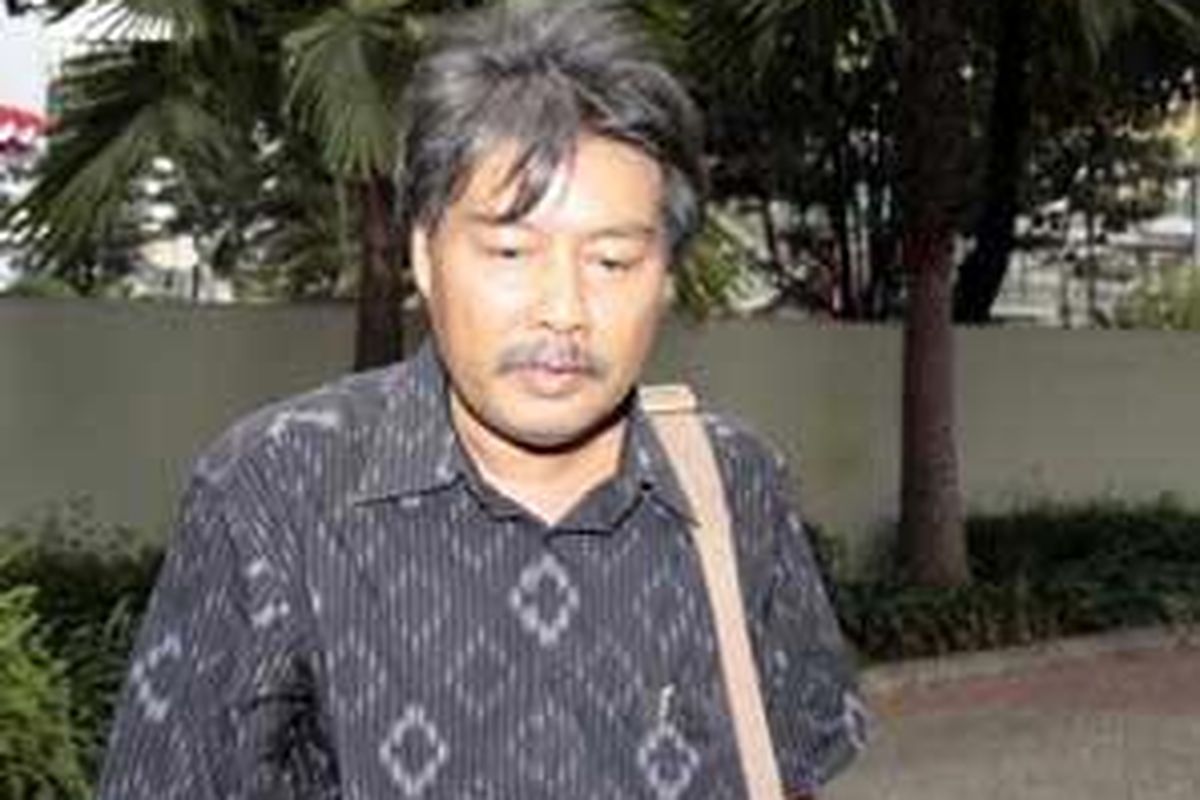 Anggota DPR RI dari Fraksi Partai Demokrasi Indonesia Perjuangan (F-PDIP) Agus Condro Prayitno mendatangi gedung Komisi Pemberantasan Korupsi (KPK), Jakarta Selatan, Selasa (26/8). Agus datang sendiri untuk menjelaskan kronologis diterimanya cek perjalanan sebesar Rp 500 juta pasca terpilihnya Miranda S Goeltom sebagai Deputi Gubernur Senior Bank Indonesia. 