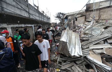 Warga melihat lokasi kebakaran di Kampung Tanah Merah usai ledakan Depo Pertamina Plumpang, Koja, Jakarta Utara, Sabtu (4/3/2023). Kebakaran ini mengakibatkan 17 orang meninggal dunia dan 51 orang luka-luka.