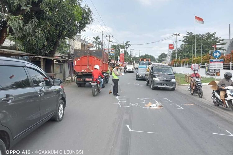 Petugas kepolisian tengah melakukan olah tempat kejadian perkara kecelakaan lalu lintas di Jalan Raya Umum Narogong, Kampung Bakom, Desa Sukagalih, Kecamatan Cileungsi, Kabupaten Bogor, Jawa Barat, Senin (4/7/2022)