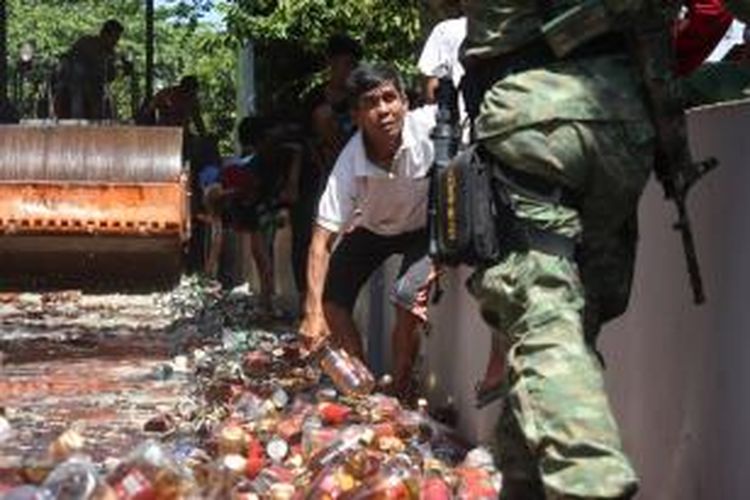 Mahalnya minuman keras ilegal dari Malaysia membuat sebagian warga yang menyaksikan pemusnahan miras ilegal oleh Bea Cukai Nunukan berusaha sembunyi sembunyi mencuri barang bukti yang dimusnahkan.