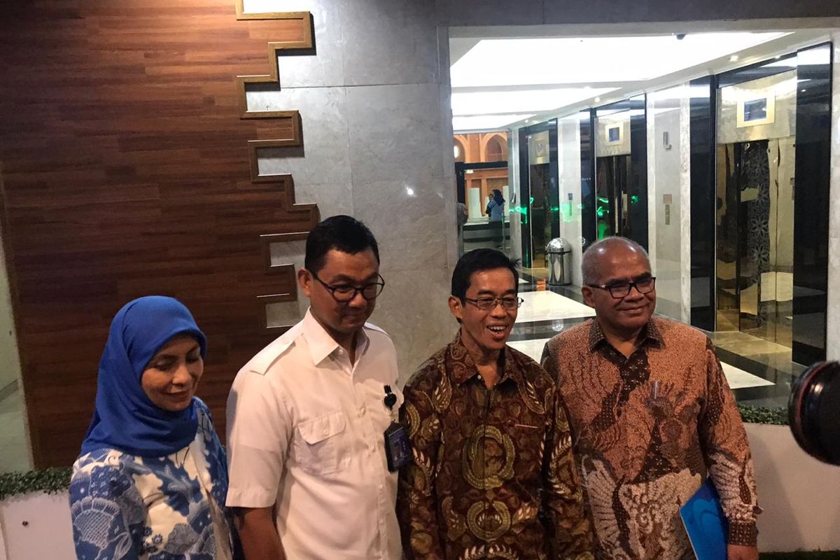 Direktur Utama PLN Zulkifli Zaini (tengah) di Kementerian BUMN, Jakarta, Senin (23/12/2019).