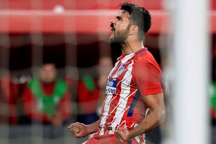 Striker Atletico Madrid, Diego Costa, merayakan gol yang dia cetak ke gawang Sevilla dalam laga Liga Spanyol di Stadion Ramon Sanchez Pizjuan, Sevilla, pada 25 Februari 2018.