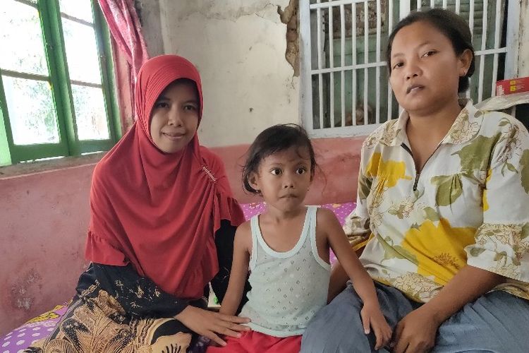 Putri (7) penderita megakolon bersama ibunya, Rokilah(41) yang mengidap kanker rahim bersama Ketua RT 1, RW 1, Kaligangsa, Kota Tegal, Jawa Tengah, Senin (27/1/2020)