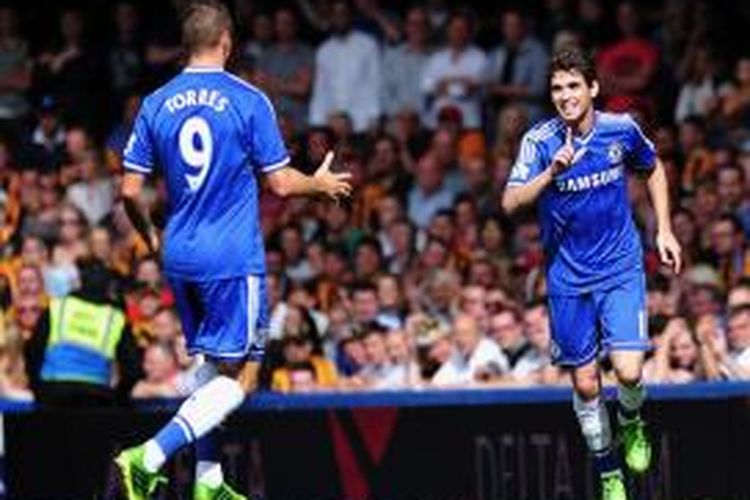 Gelandang Chelsea, Oscar (kanan) saat merayakan gol pertamanya ke gawang Hull City bersama Fernando Torres (kiri) pada lanjutan Premier League di Stamford Bridge, Minggu (18/8/2013).