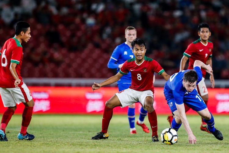 Pemain timnas Indonesia, Muhammad Hargianto berebut bola dengan pemain timnas Islandia saat pertandingan persahabatan Indonesia melawan Islandia di Stadion Gelora Bung Karno, Jakarta, Minggu (14/1/2018). Indonesia kalah 1-4 melawan Islandia.