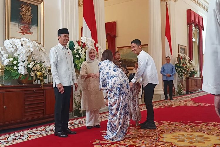 Presiden Joko Widodo dan Ibu Iriana Jokowi bersalaman dengan asisten ajudan Presiden Jokowi,  Kompol Syarif Muhammad Fitriansyah beserta istri dan kedua anaknya di acara open house Istana Negara, Jakarta, Rabu (10/4/2024).