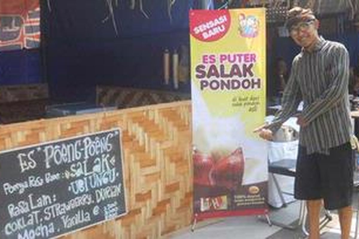 Widi di depan stand es puter salak pondoh milikknya di sebuah pameran di alun-alun Kota Magelang beberapa aktu lalu.