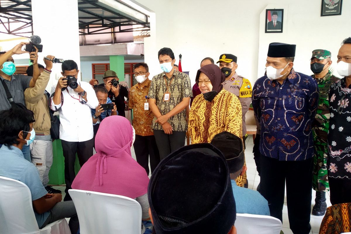 Menteri Sosial Tri Rismaharini berbincang dengan keluarga korban Tragedi Kanjuruhan asal Blitar di Kantor Kecamatan Garum, Kabupaten Blitar, Sabtu (8/10/2022)