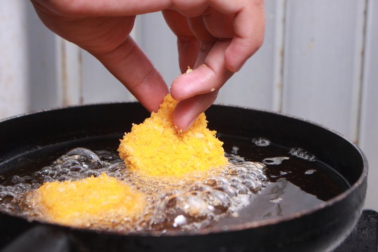ilustrasi nugget crispy yang digoreng dengan minyak banyak. 
