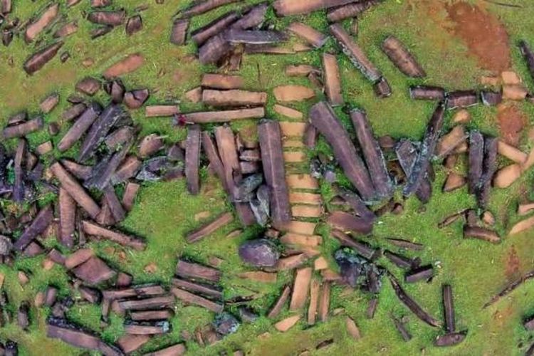 Situs megalit Gunung Padang di Desa Karyamukti, Kecamatan Campaka, Kabupaten Cianjur, Jawa Barat, 30 Mei 2014. Tim Riset Mandiri Gunung Padang mengungkapkan bahwa situs dibangun oleh empat kebudayaan berbeda, yang tertua diperkirakan mencapai umur 10.000 tahun.