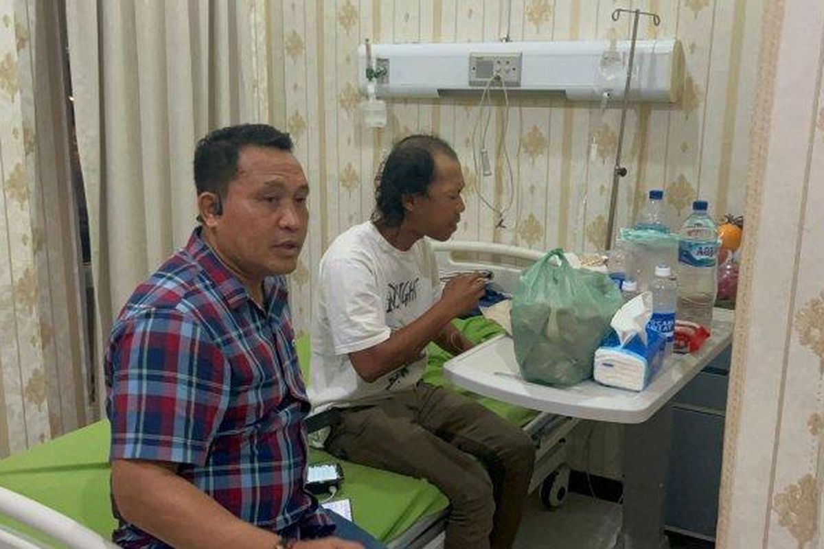 Direktur Sabhara Polda Sumut Kombes Pol Dwi Tunggal Jaladri (kemeja kotak) menjeguk Firdaus (berkaus putih)di RS Bhayangkara Medan untuk memastikan penganangan pengobatannya berjalan lancar 
