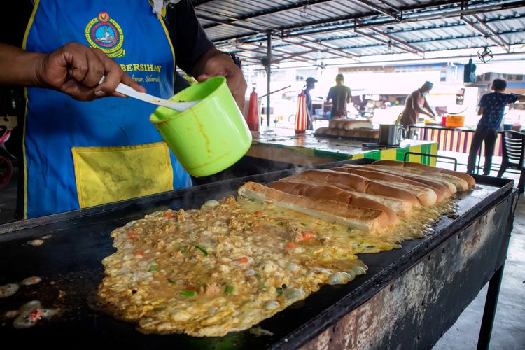 Ilustrasi roti john, makanan Malaysia terenak versi CNN. 