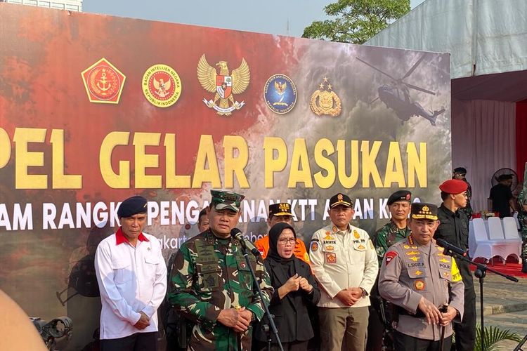Panglima TNI Laksamana Yudo Margono dan Kapolri Jenderal Listyo Sigit dalam apel pengamanan KTT ke-43 ASEAN di Monumen Nasional (Monas), Jakarta Pusat, Jumat (1/8/2023).