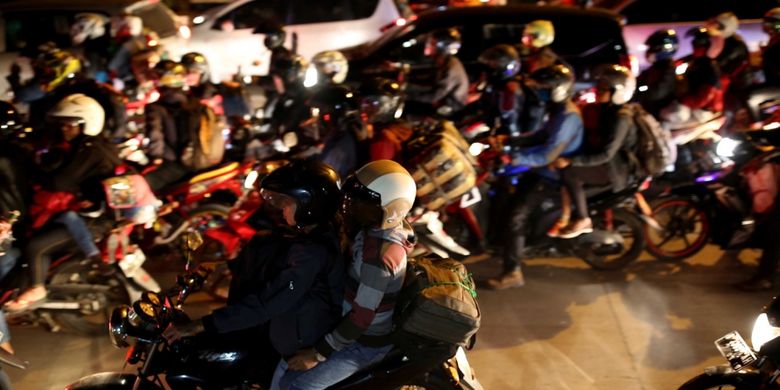 Pemudik bersepeda motor melintasi Jalur Pantura Indramayu - Cirebon, Jawa Barat, Jumat (23/6/2017). Pada H-2 Lebaran, jalur Pantura dipadati kendaraan pemudik khususnya kendaraan roda dua.