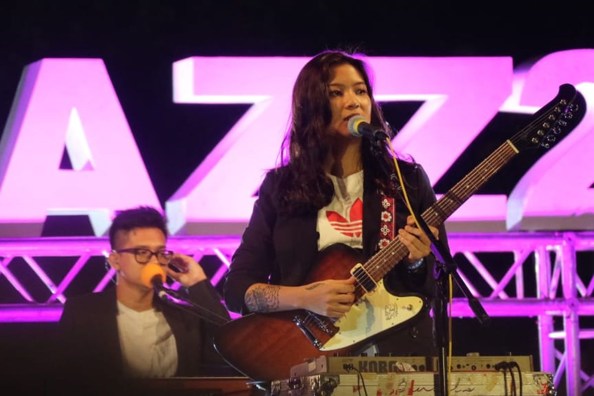 Danilla Riyadi beraksi di panggung Prambanan Jazz hari pertama yang di gelar di Kompleks Candi Prambanan, Yogyakarta pada Jumat (5/7/2019).