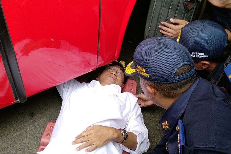 Menteri Perhubungan Budi Karya Sumadi mengecek kelaikan kendaraan mudik dengan cara masuk ke kolong bus di Terminal Leuwipanjang, Kota Bandung, Selasa (7/5/2019). Kunjungan tersebut dalam rangka pemeriksaan angkutan jelang mudik Lebaran 2019.