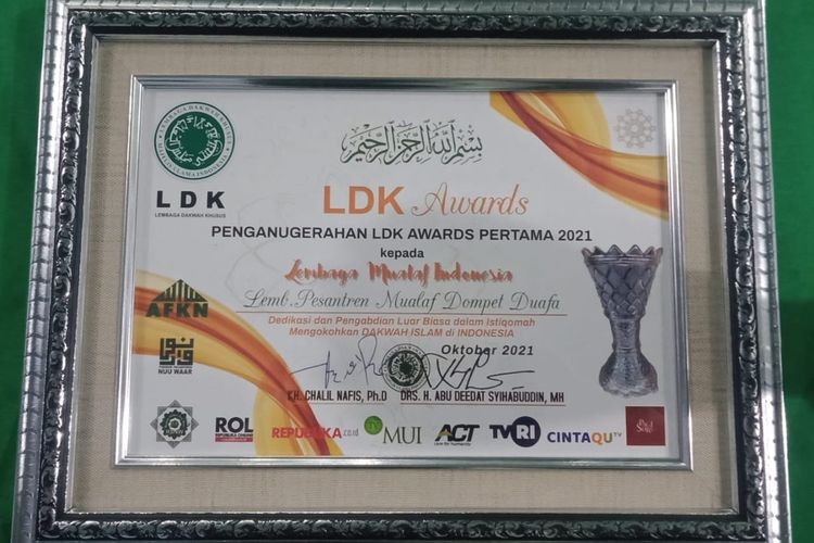 Pesantren Mualaf Dompet Dhuafa terima Penganugerahan LDK (Lembaga Dakwah Khusus) Awards 2021 dari Majelis Ulama Indonesia pada Sabtu (2/10/2021).
