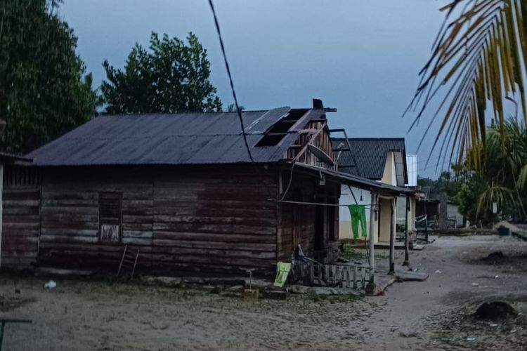 Puting Beliung Terjang Bangka Lagi, 72 Rumah dan SD Rusak di Riau Silip