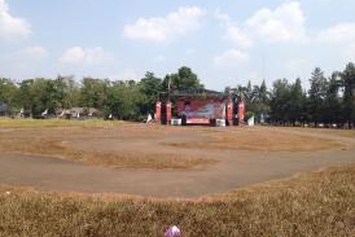 Suasana tempat deklarasi pasangan bakal calon Wali Kota dan Wakil Wali Kota Tangerang Selatan Arsid dan Elvier Ariadiannie Soedarto di Taman Kota 2, Tangerang Selatan, Selasa (28/7/2015). Jadwal deklarasi yang direncanakan pagi sampai pukul 12.20 WIB belum kunjung mulai. 