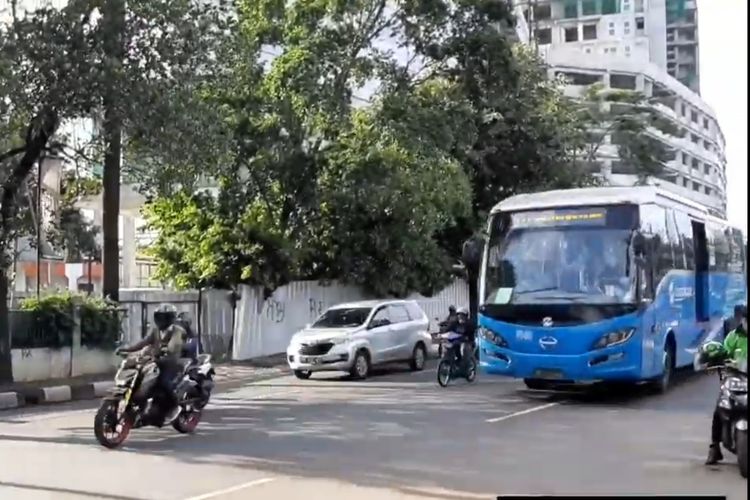 Bus transjakarta D21 yang sedang melintas di depan Stasiun Tanjung Barat, Jakarta Selatan.