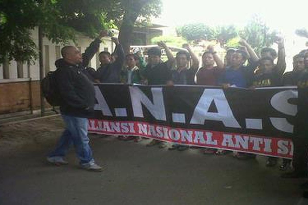 Massa Aliansi Nasional Anti SBY (ANAS) melakukan orasi di samping rumah mantan Ketua Umum Partai Demokrat Anas Urbaningrum di Jalan Teluk Langsa, Duren Sawit, Jakarta Timur, Jumat (1/3/2013) pagi.