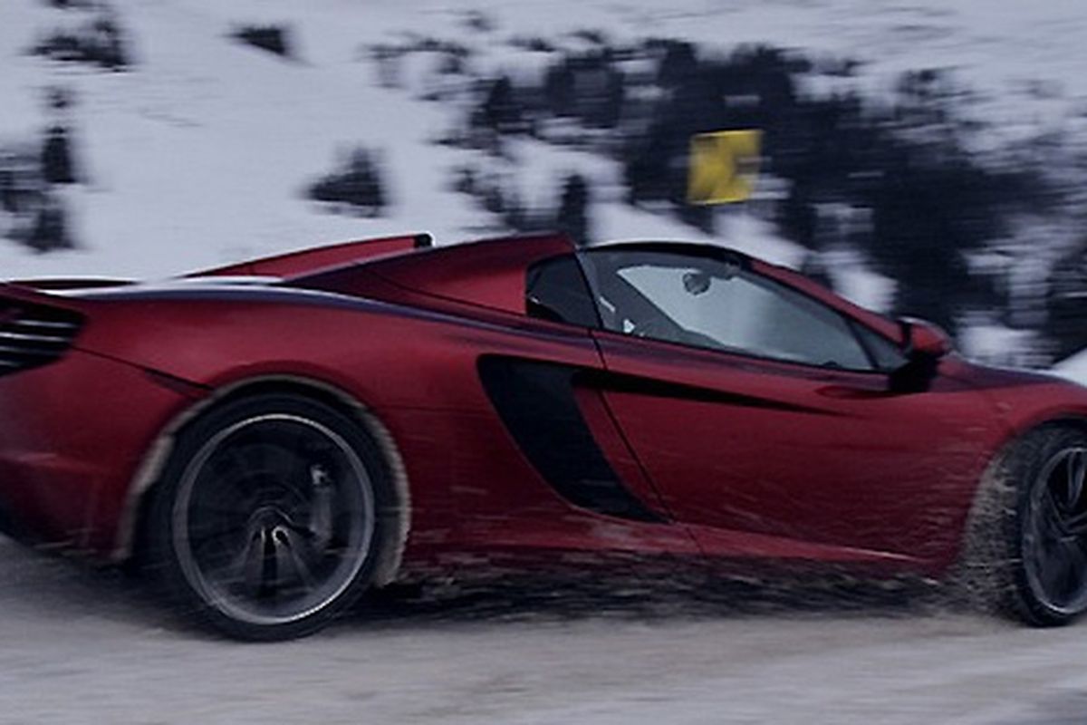 Aksi McLaren MP4-12C di lintasan bersalju