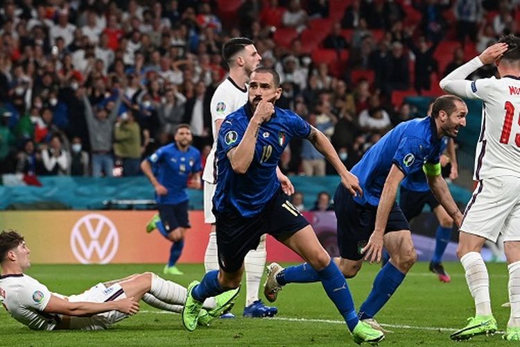 Bek Italia Leonardo Bonucci (tengah) merayakan gol dalam pertandingan final Euro 2020 antara Italia vs Inggris di Stadion Wembley di London pada 12 Juli 2021.