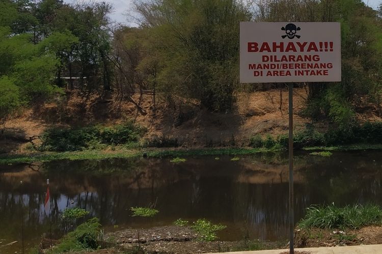 Kondisi Sungai Bengawan Solo, Jawa Tangah yang tercemar limbah cair alkohol atau ciu di Semanggi, Pasar Kliwon, Solo, Jawa Tengah, Selasa (5/11/2019).