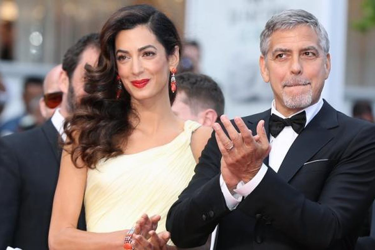 Pasangan George dan Amal Clooney menghadiri pemutaran film Money Monster di Festival Film Cannes di Perancis, pada 12 Mei 2016. Sejumlah sumber yang dekat dengan pasangan itu mengungkat bahwa Amal sedang hamil anak kembar.