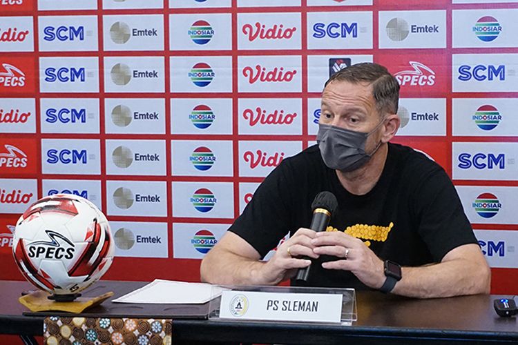 Pelatih PS Sleman, Dejan Antonic, dalam sesi konferensi pers jelang pertandingan semifinal leg kedua Piala Menpora 2021 menghadapi Persib Bandung di Solo, Minggu (18/4/2021). 