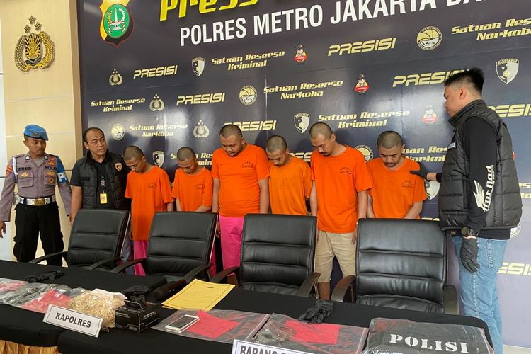 Enam pelaku yang mengaku sebagai polisi telah ditangkap dan diamankan di Mapolres Metro Jakarta Barat, Selasa (14/3/2023). 